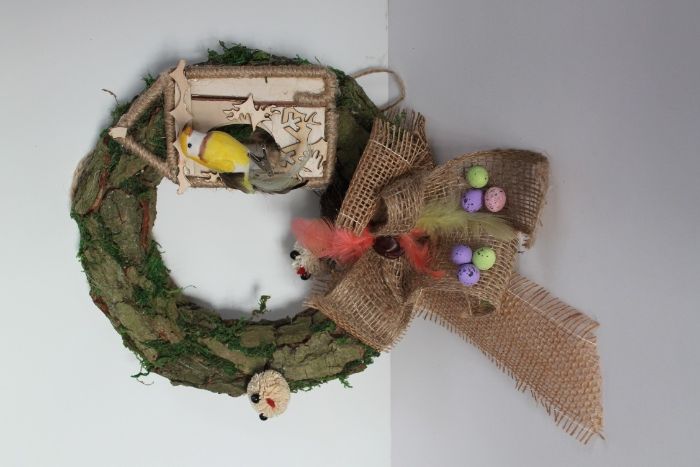 wianki pokryte mchem jako półprodukt do tworzenia dekoracji