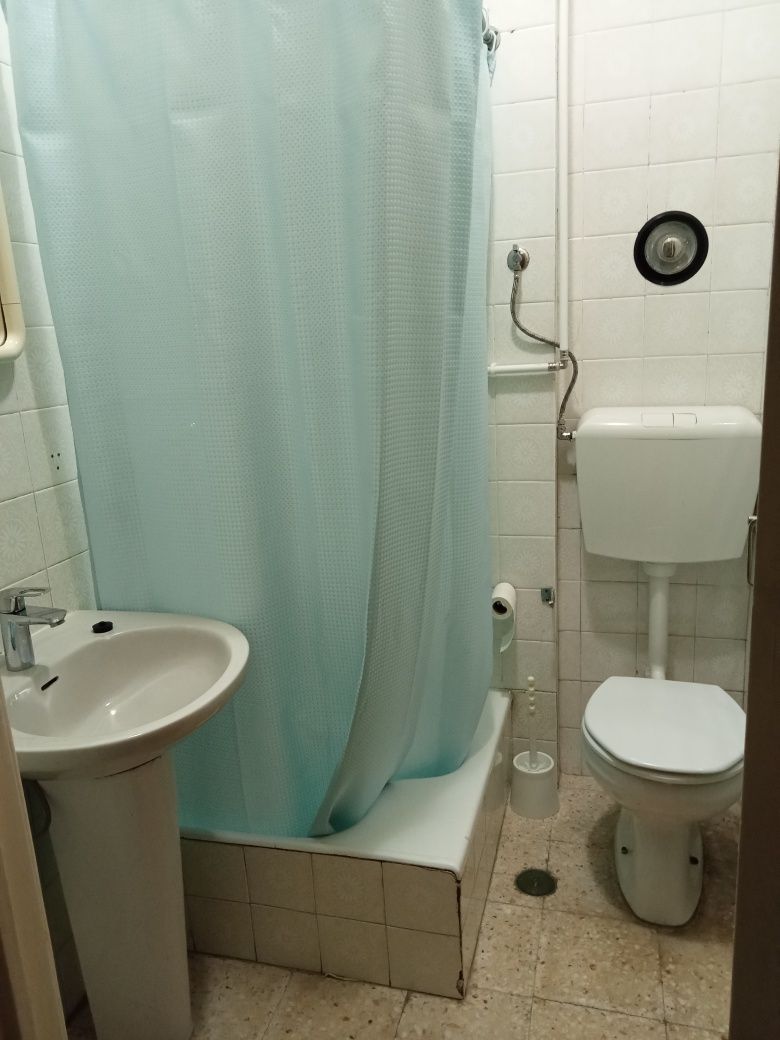 Quarto para arrendar com casa de banho privativa tratamento de roupas