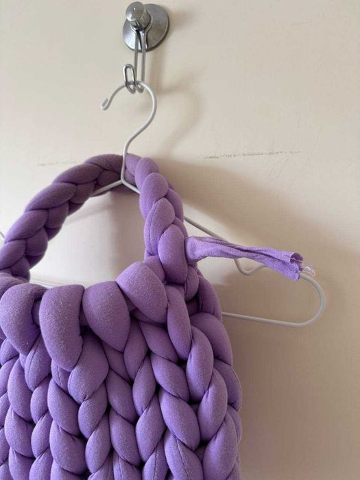 Mala lilás em malha grossa – leve, fofa e em estilo artesanal