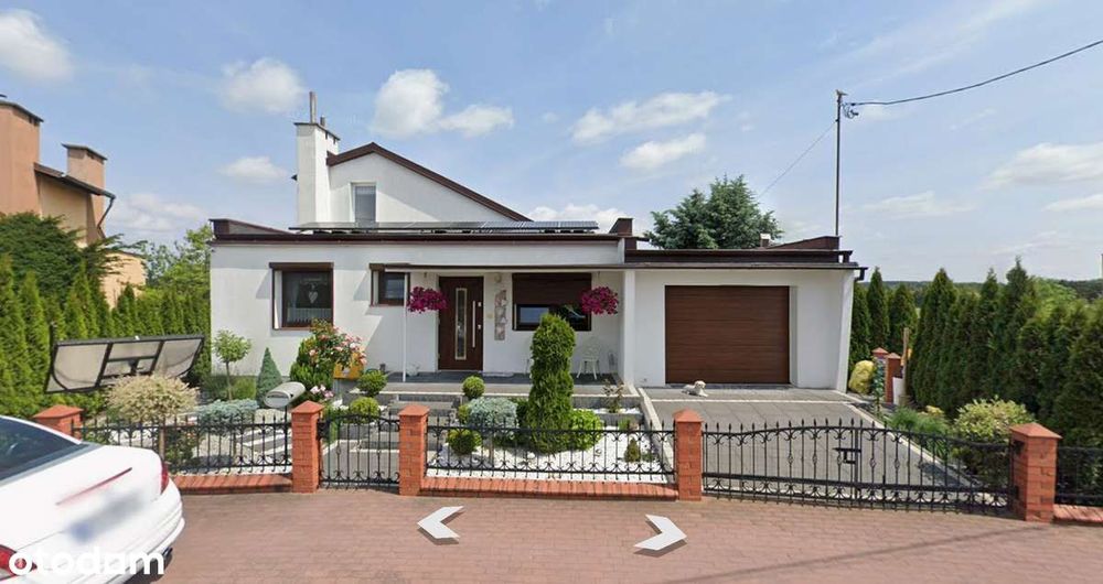 Dwupoziomowy dom z tarasem, fotowoltaiką, ogrodem, trzema garażami