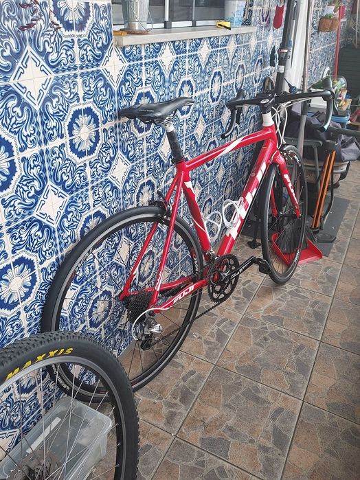 Bicicleta de Estrada Fuji Roubaix 1.0