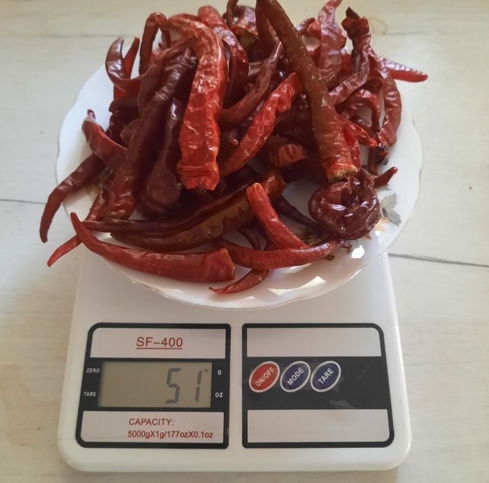 Гострий перець у  стручках, сушених.  Різні сорти гострого перцю.