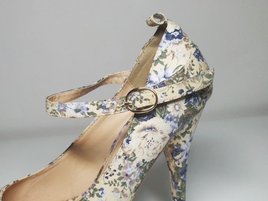 Kremowe szpilki w kwiaty Truffle, rozmiar 39