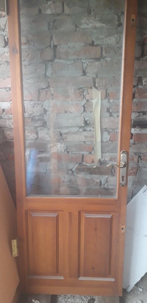Продам двери деревяные со стеклом и без .600 грг