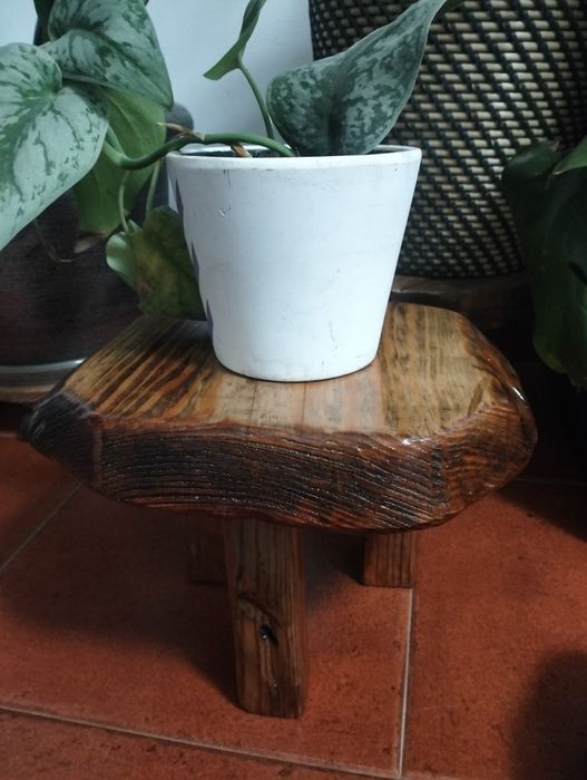 Banquinho rústico madeira