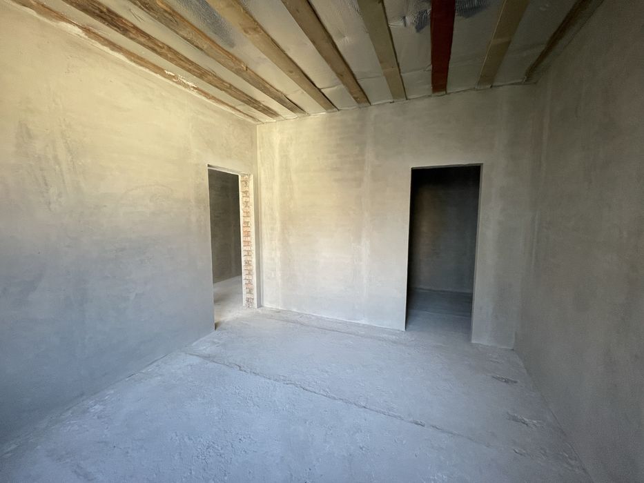 Котедж з гаражем навпроти Спектруму