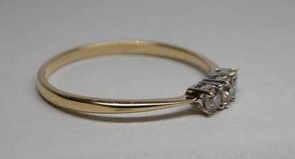 Złoty pierścionek z trzema diamentami 0,26 ct.
