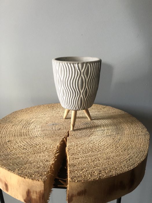 Doniczka na drewnianych nogach 9 cm