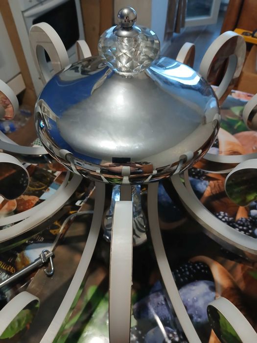 Красива, масивна, світлодіодна люстра в гарному стані, в кольорі хром.