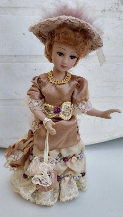 Bonecas dee porcelana com fatos de damas antigas