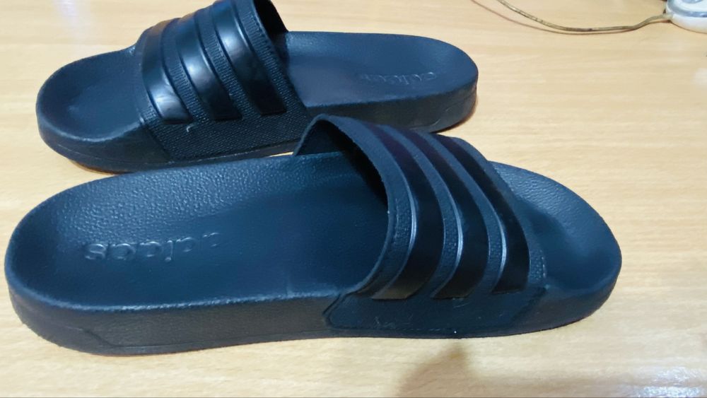 Продам Шлёпанцы adidas чёрные
