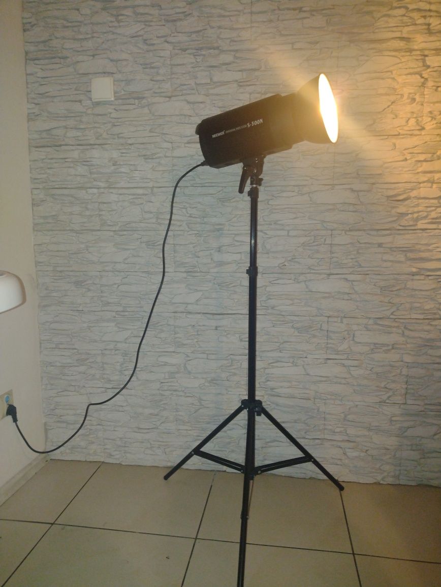 Lampa studyjna Neewer S-300N