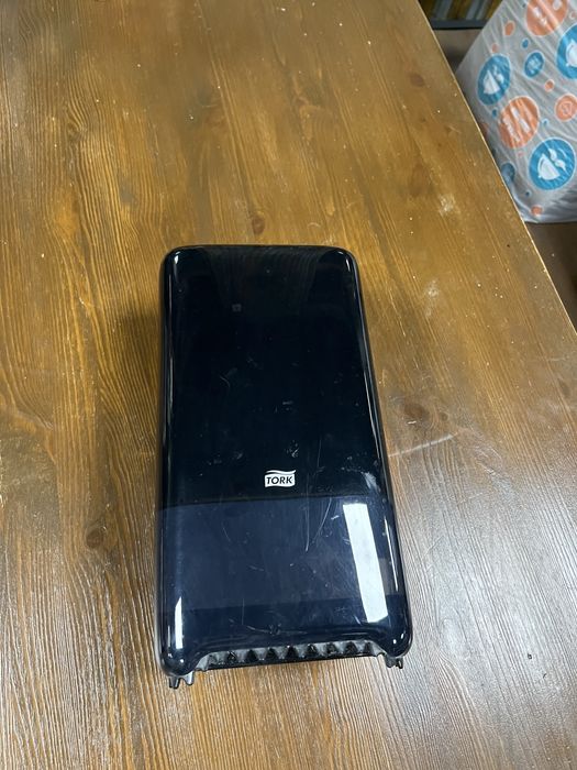 Tork диспенсери чорні