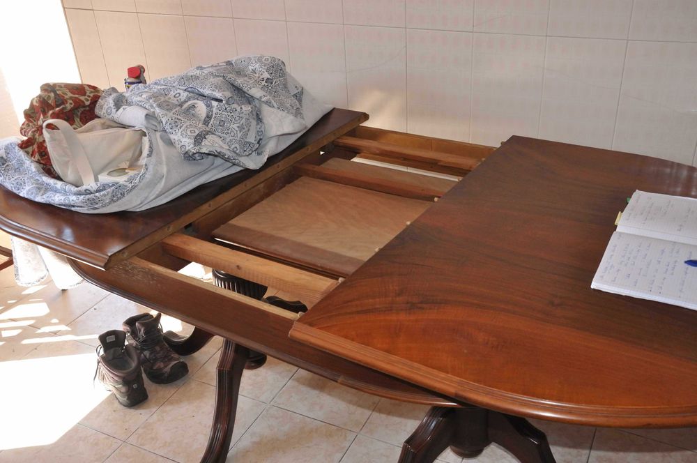 Mesa de jantar em madeira com extensão central