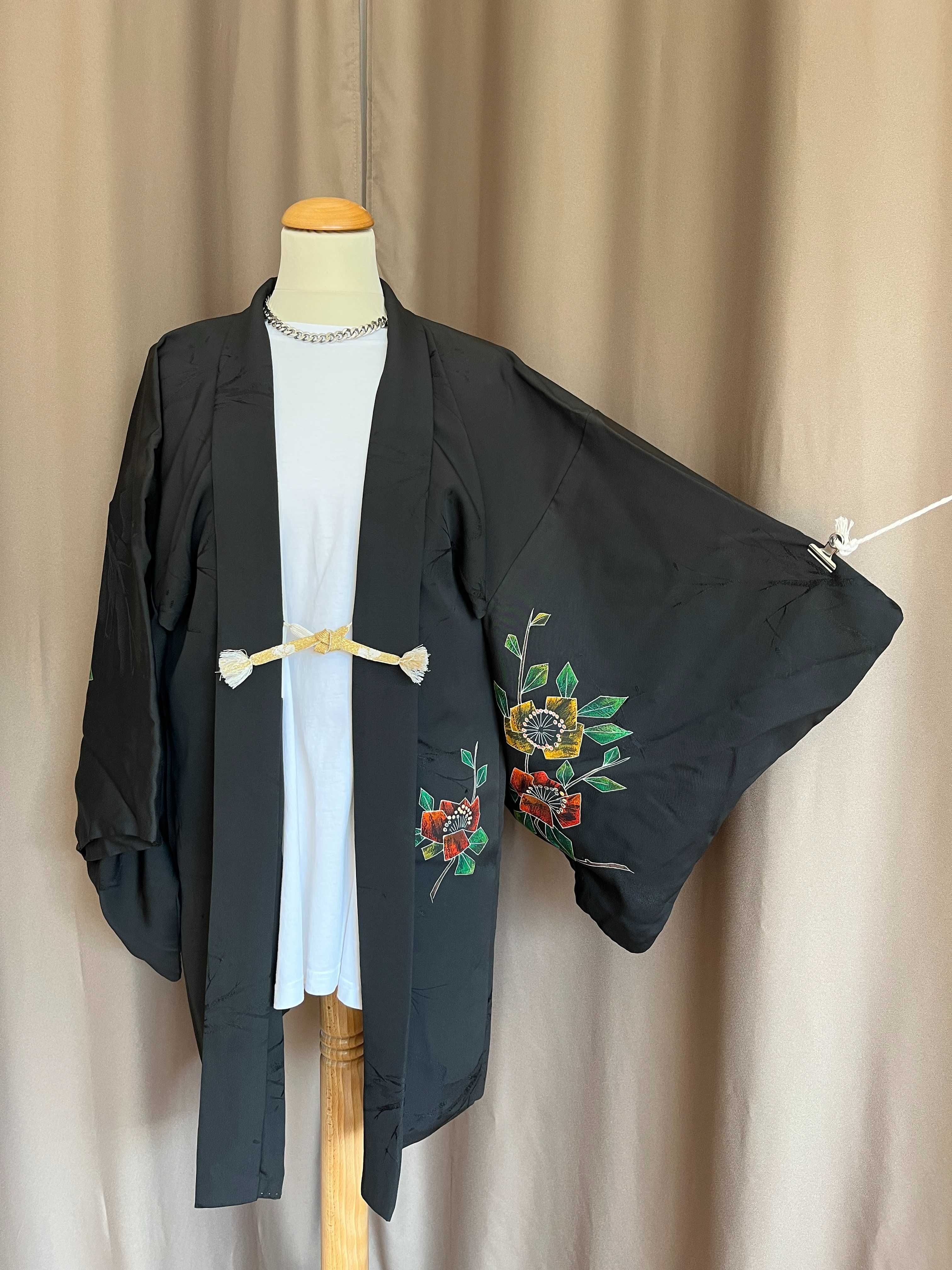 Casaco japonês de seda preta com flores para mulher