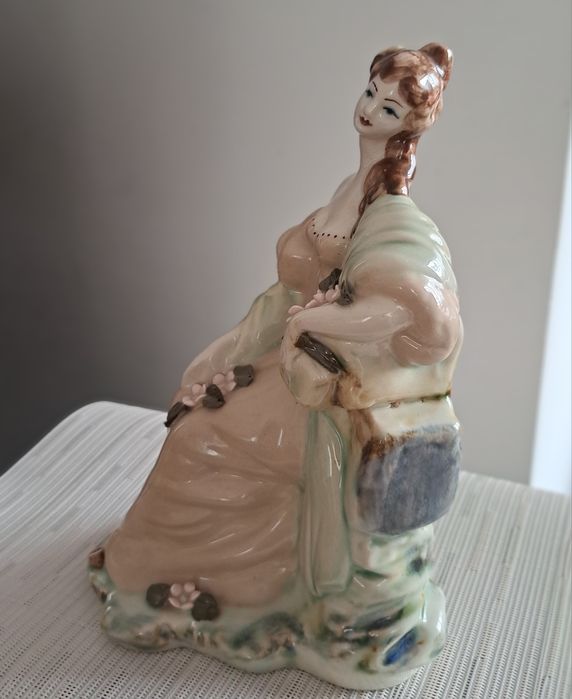 Figurka porcelanowa sygnowana