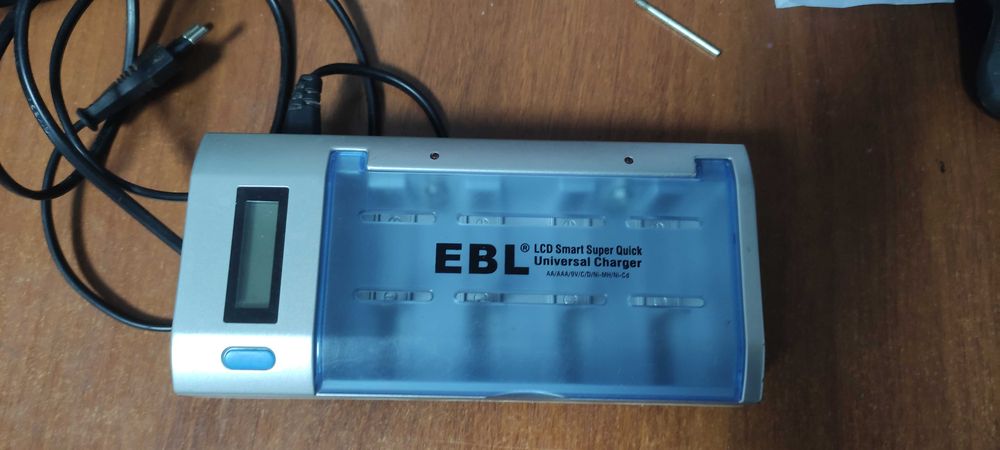 продам універсальний зарядний пристрій для батарейок