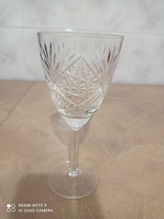 Продаю набір кришталевих чарочек та фужерів.