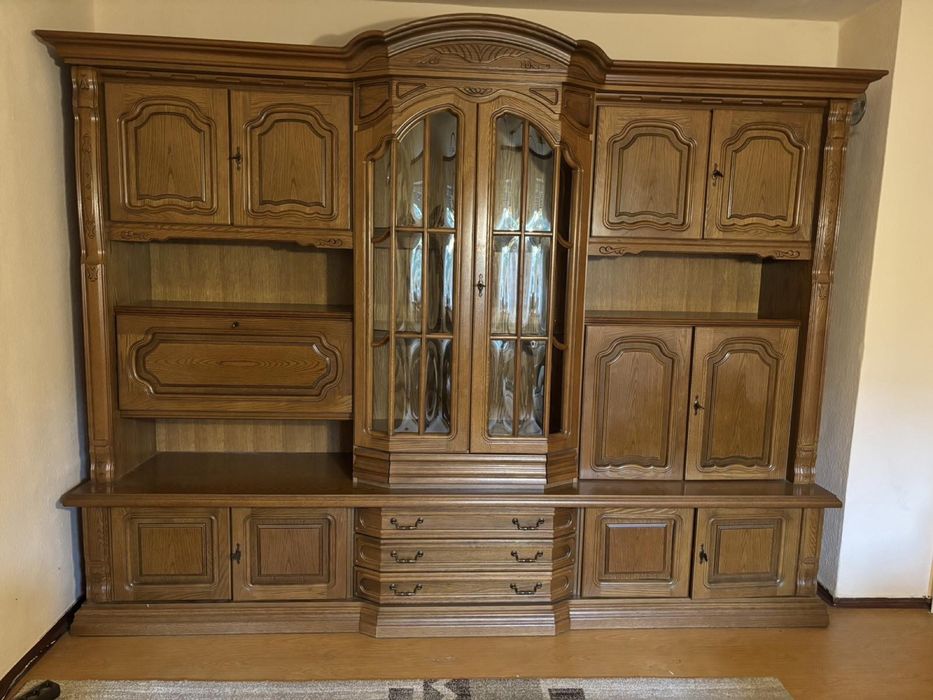 Дубова стінка у вітальню