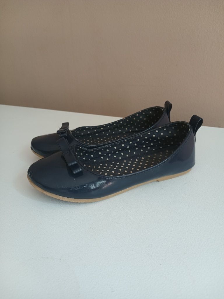 Buty dziewczęce granatowe lakierki H&M