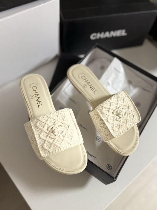 Шльопанці Chane** молочного кольору 36-39