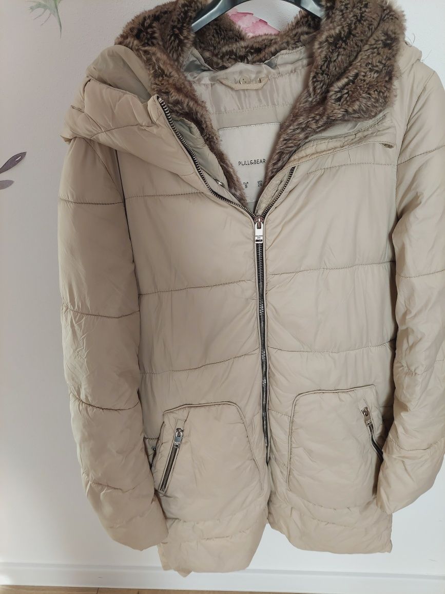 Kremowa kurtka pikowana z futerkiem i kapturem pull&bear S