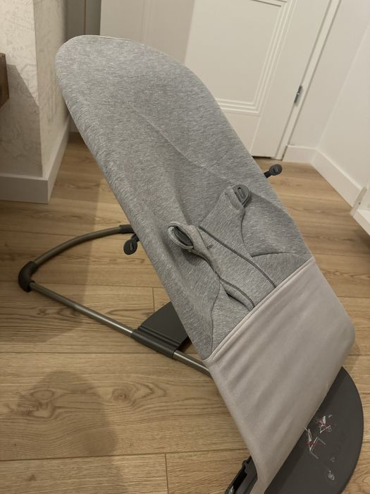 Bujaczek Babybjorn jasny szary