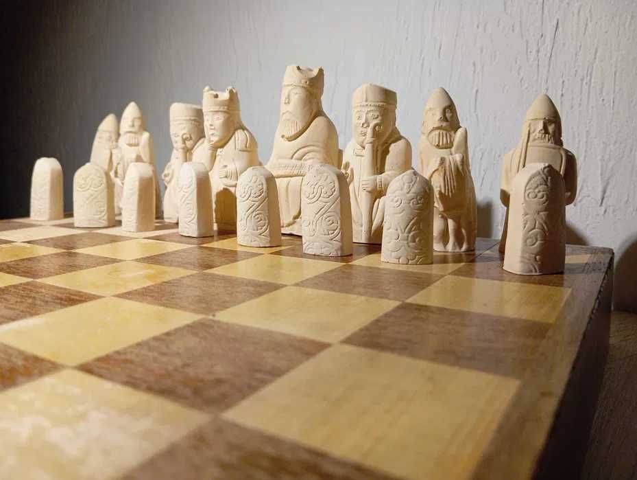 Szachy gipsowa - kopia wikińskich szachów z XII wieku 34x34