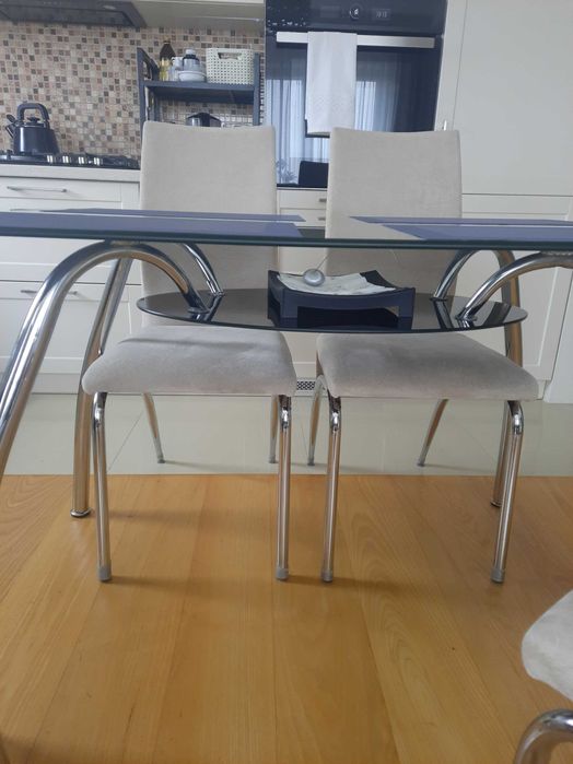 Stół szklany z 4 tapicerowanymi krzesłami
