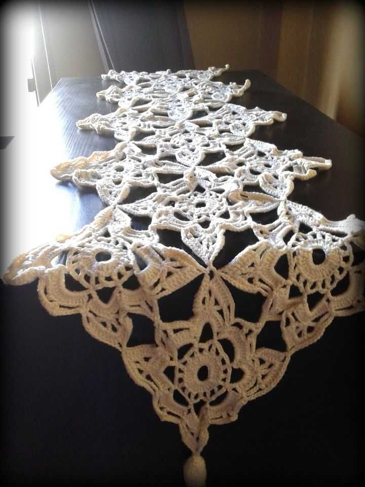 Caminho de mesa, peça única.