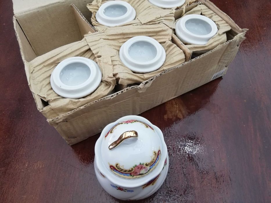 MAIS BARATO Caixa com 6 potes de loiça pequenos tipo limoge e novos