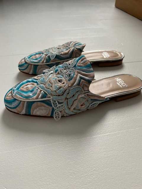 Eleganckie klapki z aplikacją