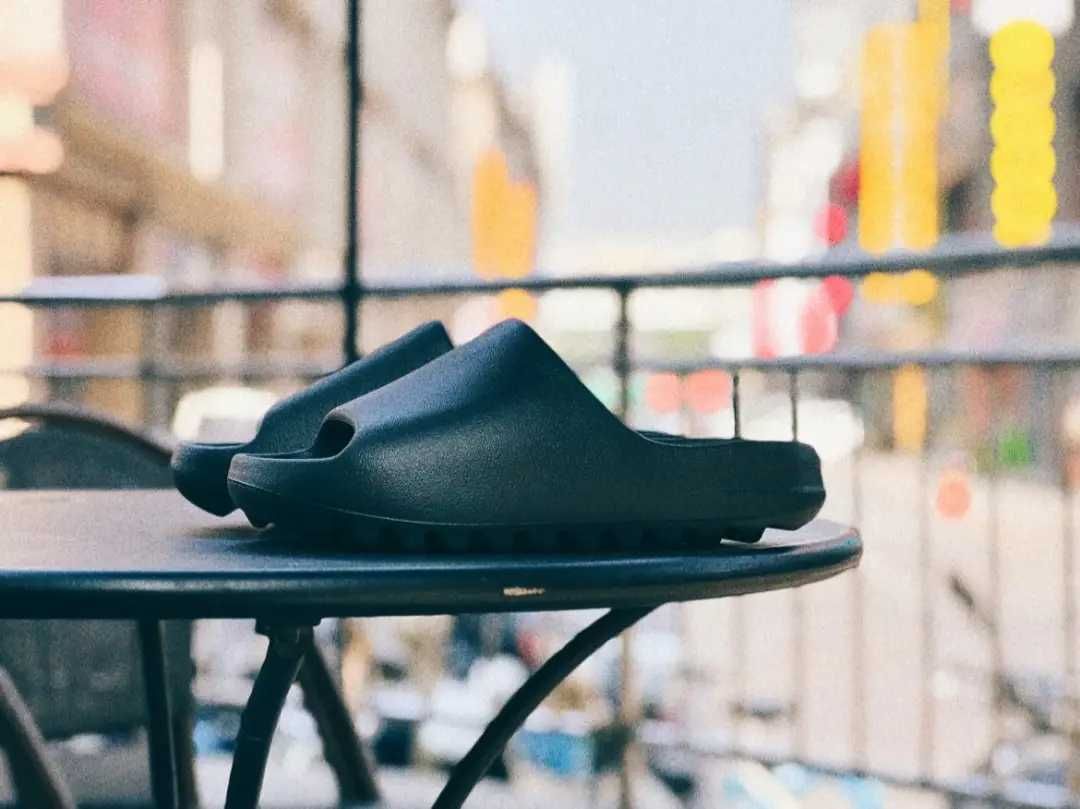 Nowy/Wysyłka z prędkością światła_adidasYeezy SlideOnyx,42