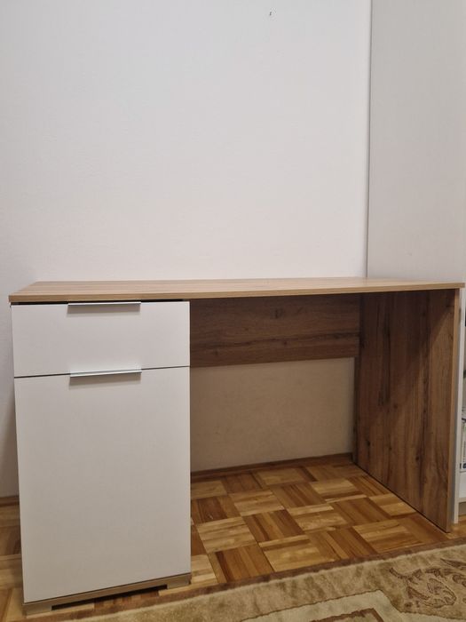 Białe biurko szkolne