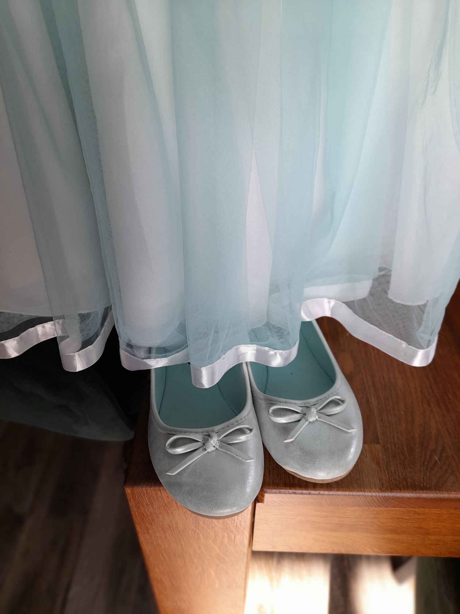 Elegancka. Sukienka dziewczęca kremowa z seledynowym dołem dla dziewcz
