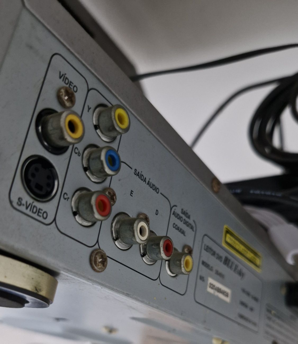 Televisor, DVD, Box TDT e Suporte de Parede