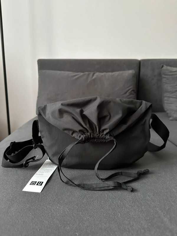 Uniqlo Mini Drawstring Bag / Black / Torebka na ramię sznurowana /