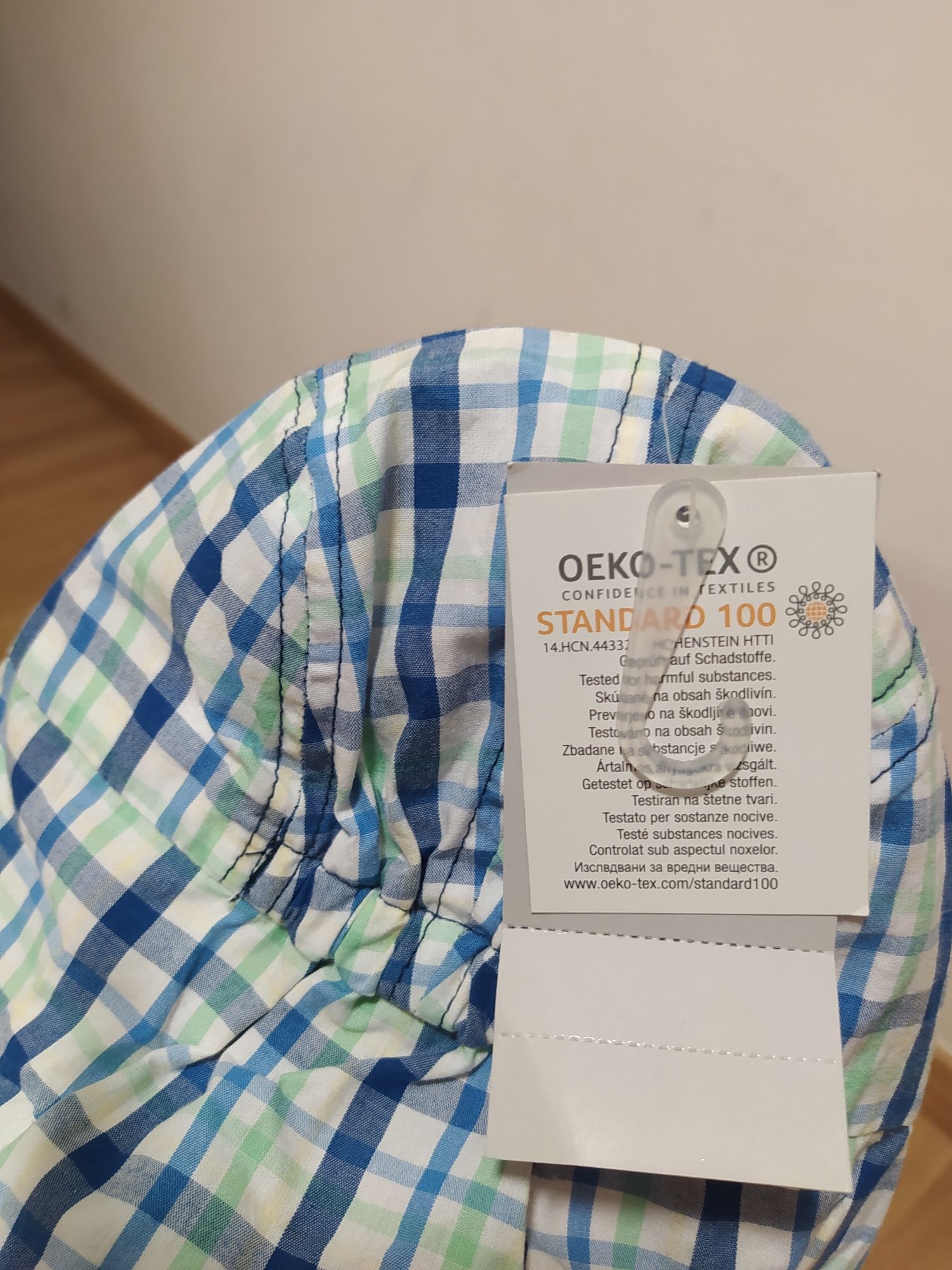 Wiązana czapeczka zakrywająca kark.