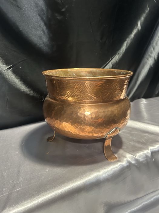 Kwietnik miedziany – ręcznie kuty – na trzech nogach