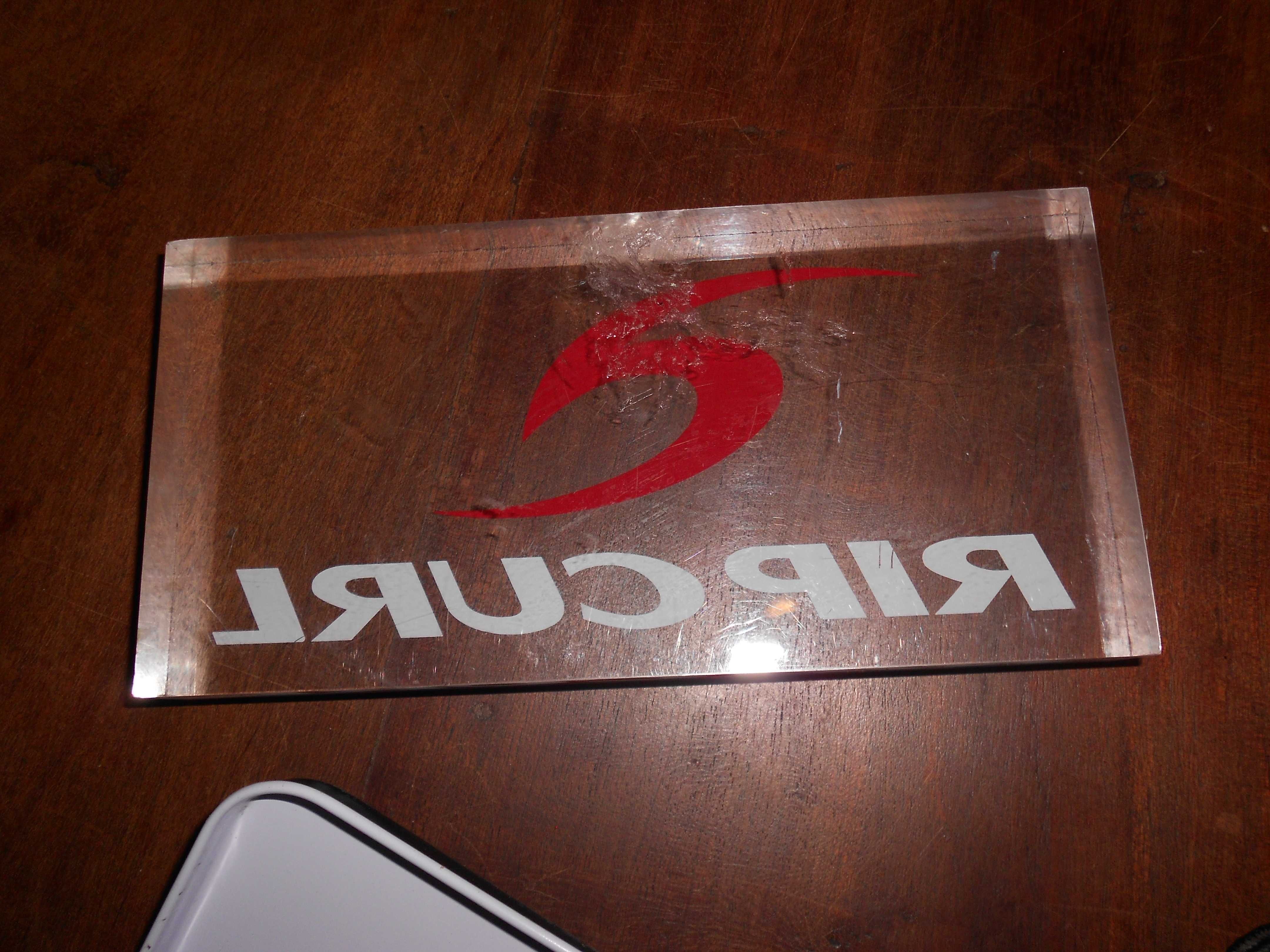 Estojo Quicksilver e placa decorativa Rip Curl