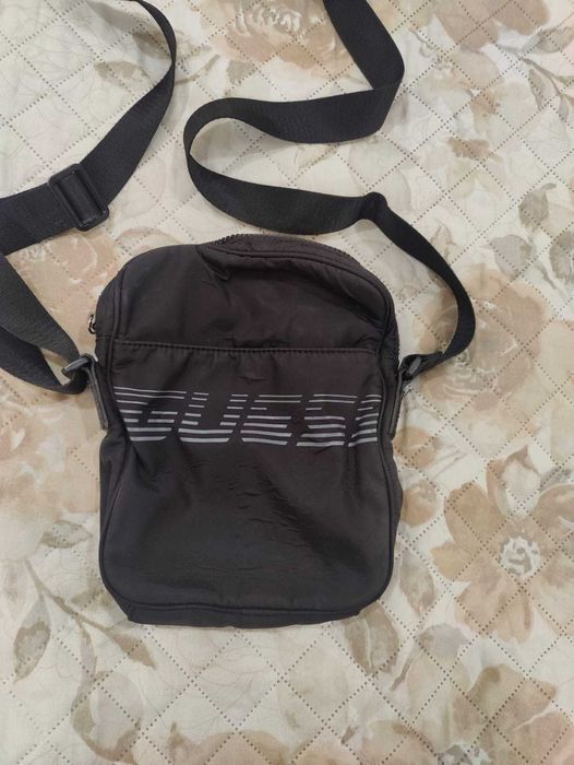 Mala tiracolo Guess em estado semi-novo