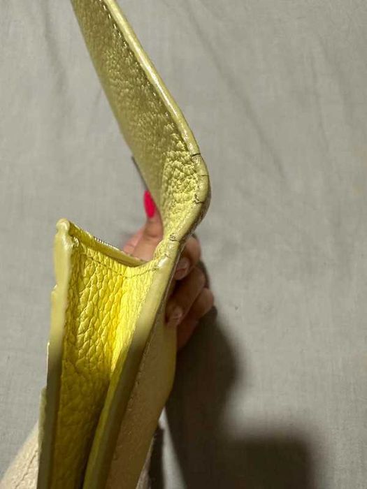 carteira amarela tous com letras amarelas escuras