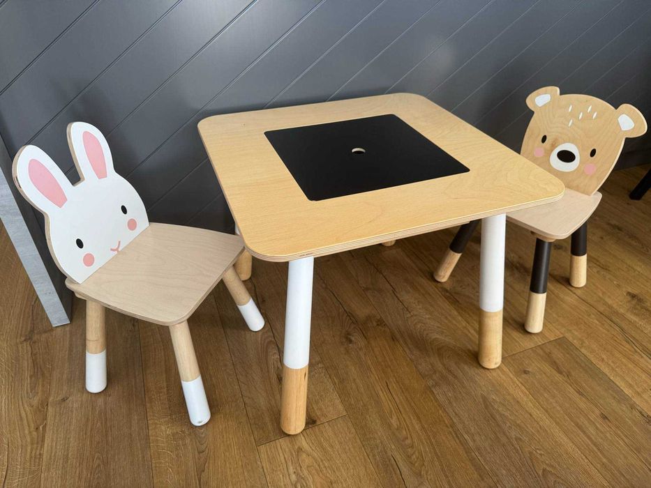 Zestaw mebli dziecięcych Tender Leaf Toys Forest: stolik + 2 krzesełka