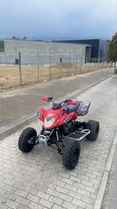Moto 4 Arctic Cat DVX 400 com marcha atrás matriculada