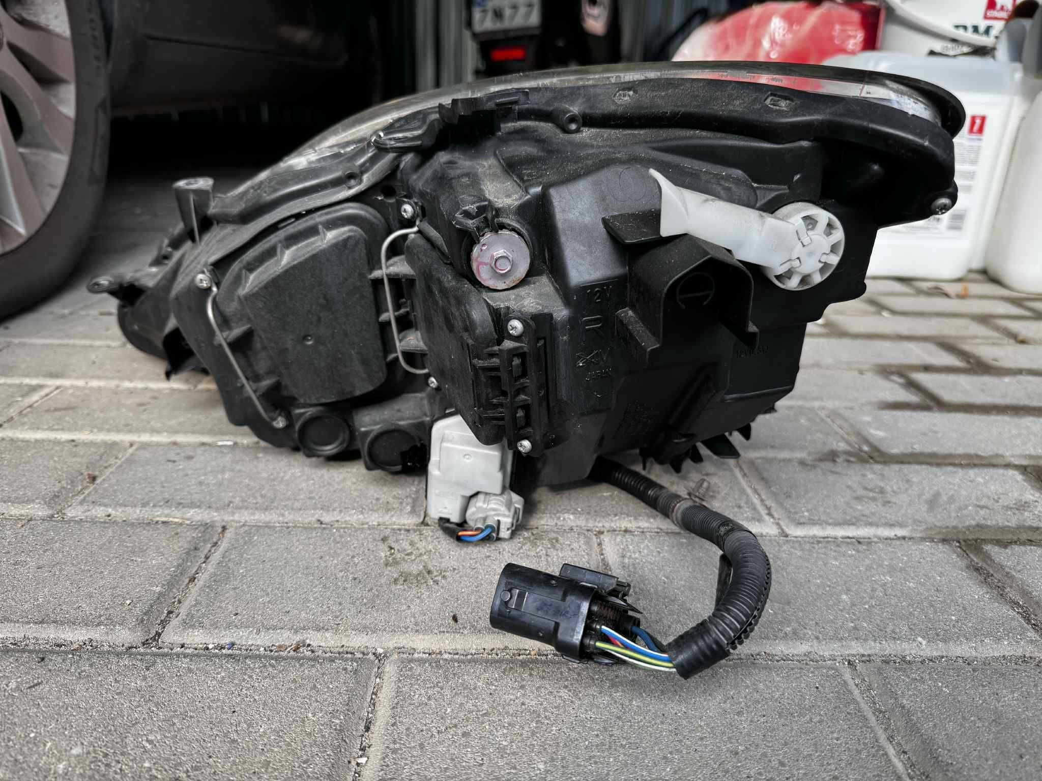 Lampy halogen Lexus IS250 - Prawa sprawna, lewa uszkodzona - Komplet