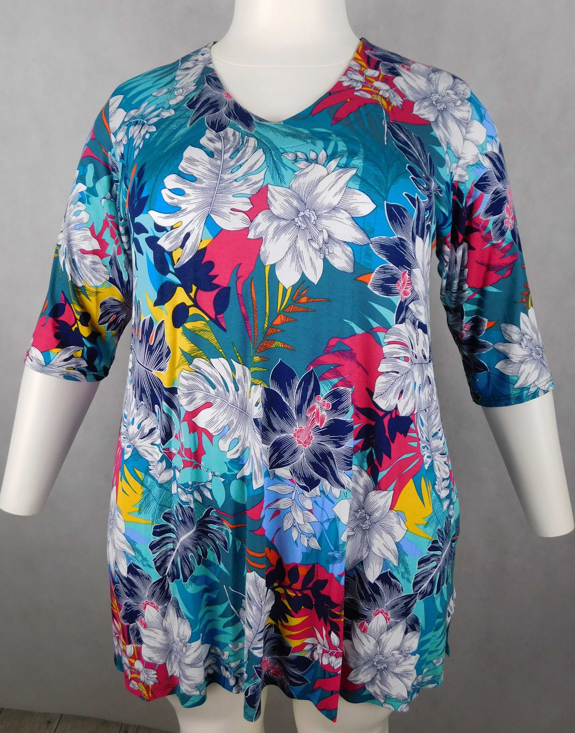 Bluzka rozkloszowana w serek Plus Size 4XL - 62/64