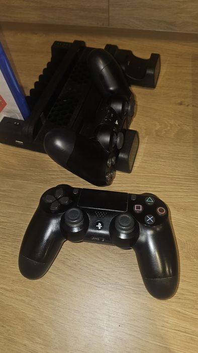 Playstation 4 slim z napedem 500 gb 2 pady gra stacja chłodząca