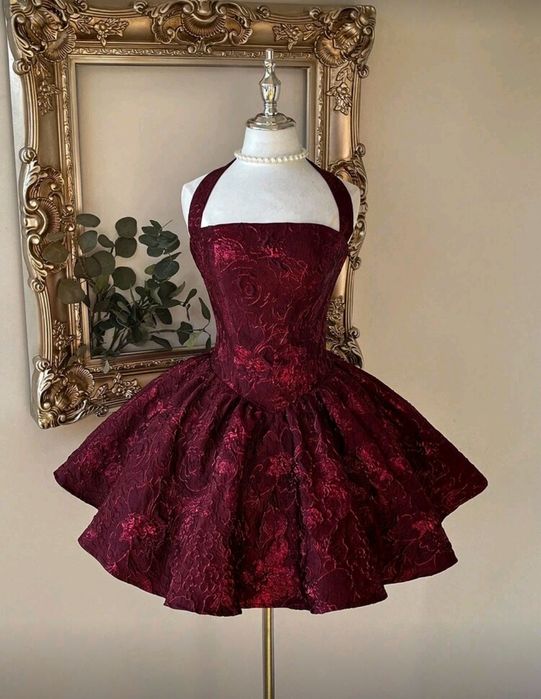 Elegancka, romantyczna, modna bordowa sukienka