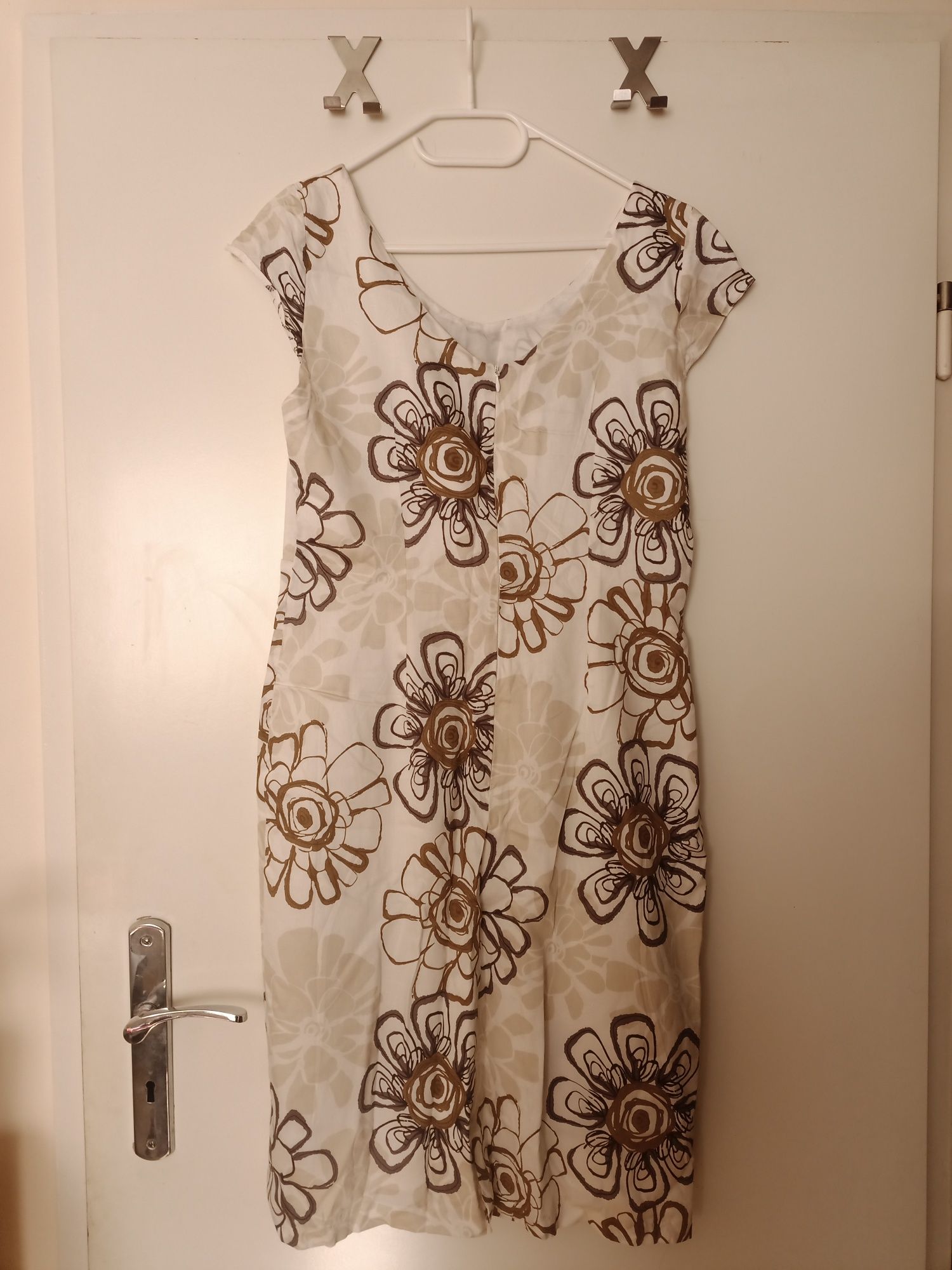 Kremowa sukienka w kwiaty