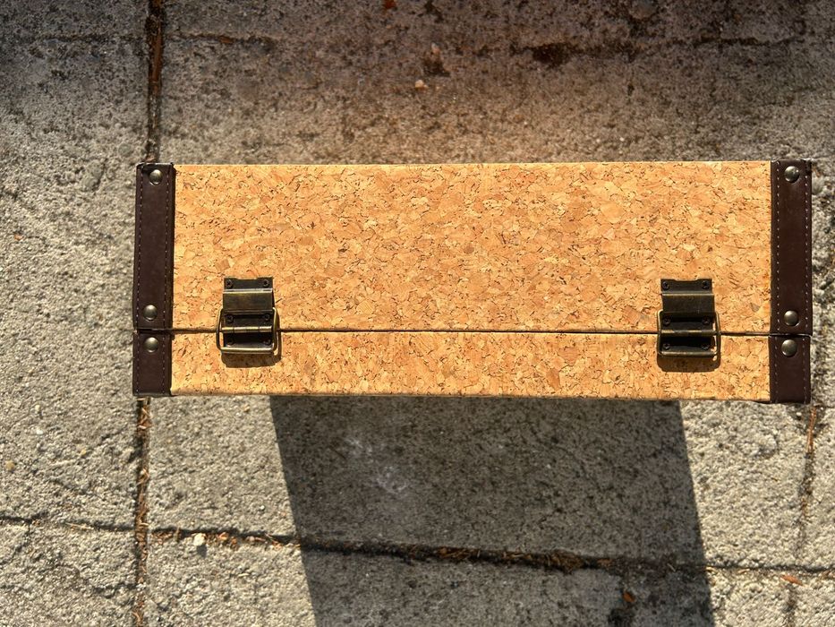 Mala decorativa em cortiça com arrumação